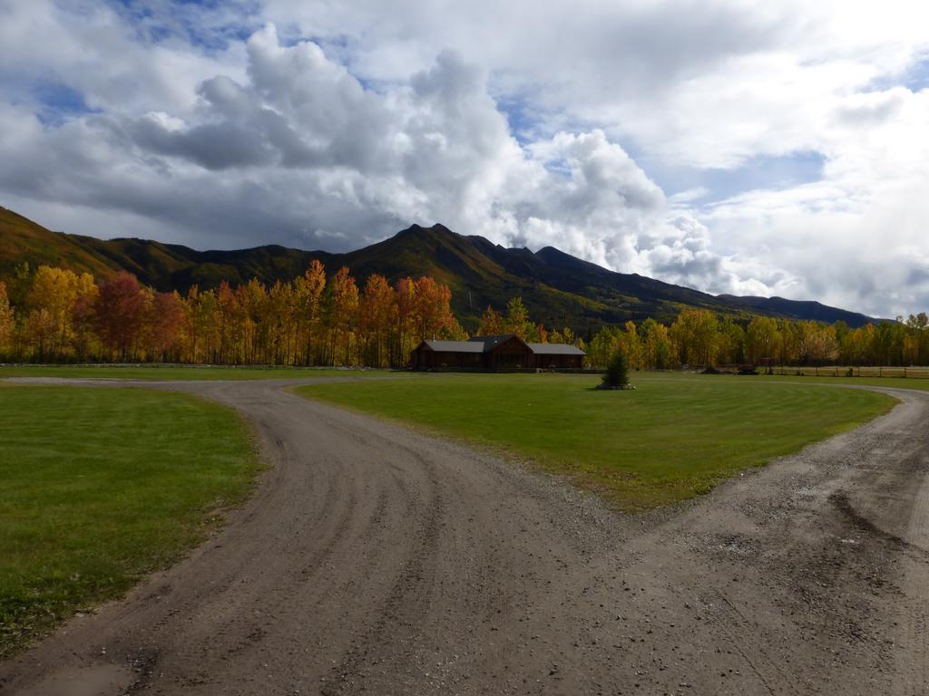 Folding Mountain B & B Форт Нелсън Екстериор снимка