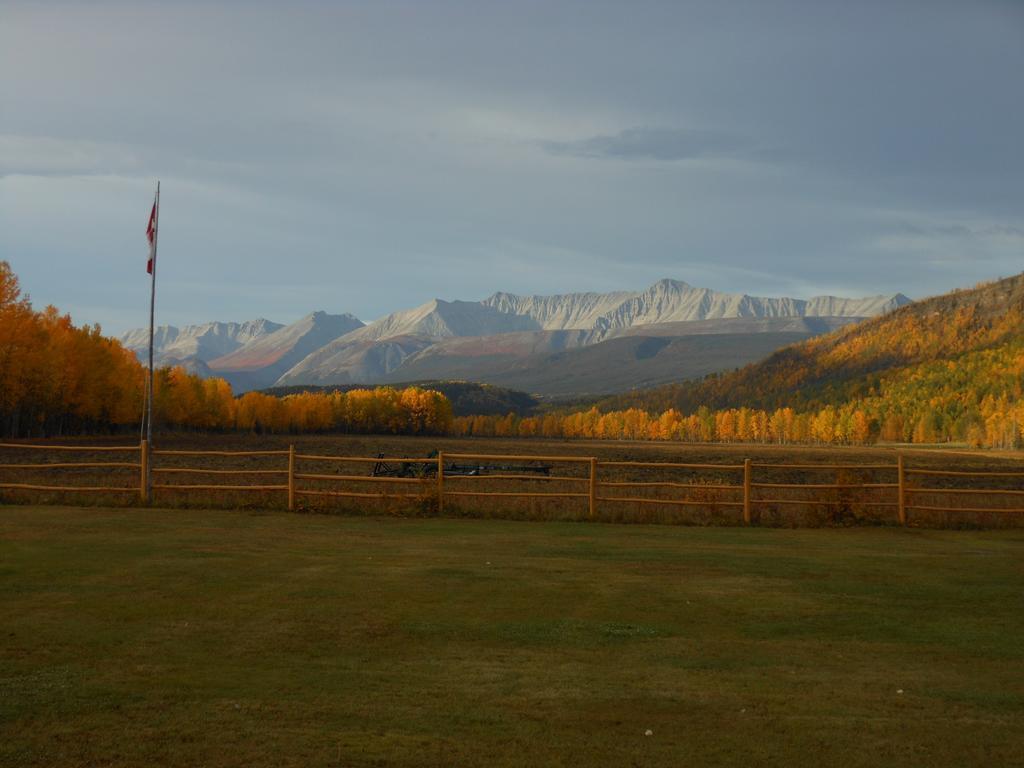 Folding Mountain B & B Форт Нелсън Екстериор снимка
