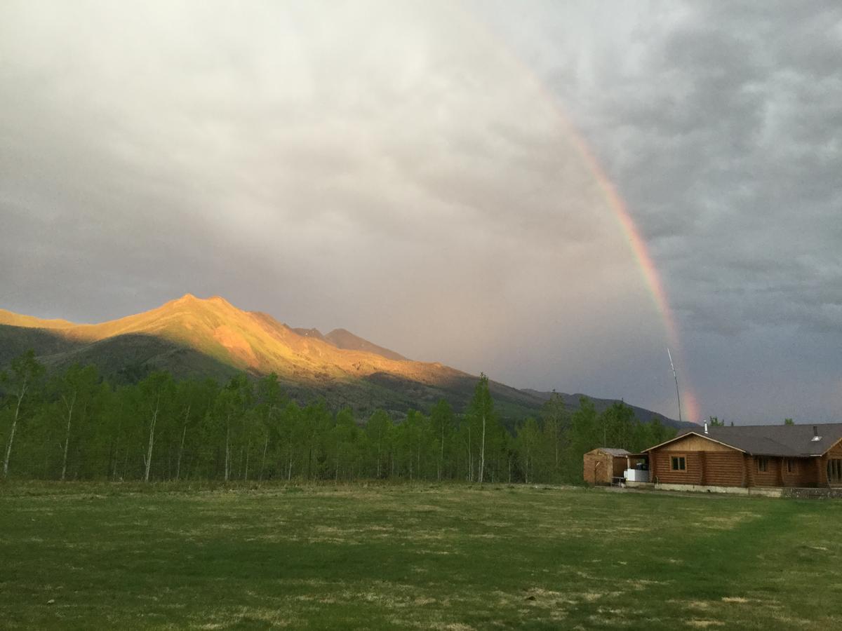 Folding Mountain B & B Форт Нелсън Екстериор снимка